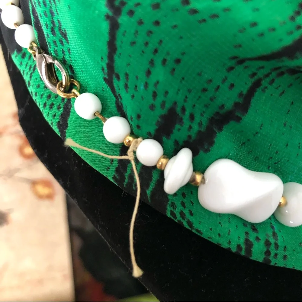 Rare Milk Glass Art Deco Necklace vintage-Antique stunning jewellery collector - Picture 9 of 12
